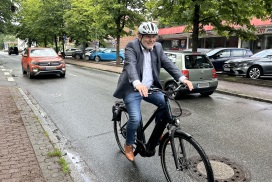 Bürgermeister Thomas Beckmann nutzt die Fahrbahn auf dem Harksheider Weg