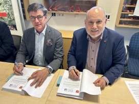 AUG. PRIEN-Geschäftsführer Dipl.-Ing. Michael Groß und Quickborns Bür-germeister Thomas Beckmann unterzeichnen den Generalübernehmervertrag für das Bauvorhaben Feuerwehrstandort Quickborn-Heide