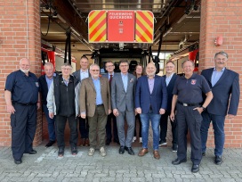 Stellvertretender Wehrführer Daniel Dähn, Sachbearbeiter Horst Moldenhauer, Auswahlgremiumsmitglied Manfred Gerlach, Fachbereichsleiter Helge Maurer, AKD-Vorsitzender Henning Meyn, Fachbereichsleiter Volker Voß, AUG. PRIEN-Geschäftsführer Dipl.-Ing. Michael Groß, Projektleiterin Birgit Gärtner, Bürgermeister Thomas Beckmann, Auswahlgremiumsmitglied Gerhard Teepe, Wehrführer Wido Schön und AUG. PRIEN-Prokurist Nils Ladewig freuen sich auf den neuen Feuerwehrstandort Quickborn-Heide
