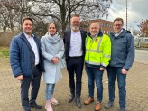 Erster Stadtrat Eike Kuhrcke, Landtagsabgeordnete Annabell Krämer, Ver-kehrsminister Claus Ruhe Madsen, Bürgermeister Thomas Beckmann und Landtagsabgeordneter Ole Plambeck haben sich am 20. Dezember 2023 selbst ein Bild von der schwierigen Verkehrssituation vor Ort gemacht