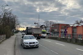 Die Kreuzung Bahnstraße/Buchenweg am AKN-Bahnhof Tanneneck