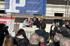 Bürgervorsteherin Annabell Krämer, Bürgermeister Thomas Beckmann, AUG. Prien-Geschäftsführer Michael Groß und Wehrführer Wido Schön mit einer Zeitkapsel
