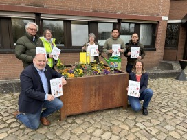 Bürgermeister Thomas Beckmann, Heinz Wiedemann, Tiefbauingenieurin Bärbel Bohlmann, Sabine Böse (Stadtmacher), Tam Tran, Van Thi Vu (beide Kaizen) und Umweltkoordinatorin Hanna Gombault