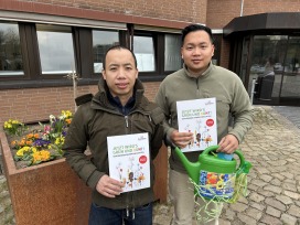 Van Thi Vu und Tam Tran von Kaizen mit ihrem Starterpaket für neue Grünpa-ten