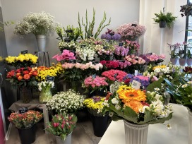 Frische Schnittblumen und kunstvoll gebundene Sträuße in der Bahnhofstraße 9