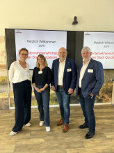 Anke Fischer von Mollard und Linda Vogt-Gröncke aus der Quickborner Wirt-schaftsförderung, Bürgermeister Thomas Beckmann und Franco Mathias, Ge-schäftsführer der Quickborner Unternehmens- und Beteiligungsgesellschaft HCM
