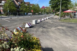 Der neue Freibad-Parkplatz kurz vor seiner Eröffnung am 1. Mai 2025: Die Fläche wurde vollständig erneuert – mit widerstandsfähigem Asphalt, deutlich sichtbaren Markierungen und insgesamt 19 regulären Parkplätzen sowie einem speziell ausgewiesenen „Kiss & Ride“-Platz direkt am Eingang. Letzterer soll Eltern eine Möglichkeit bieten, ihre Kinder sicher und schnell absetzen zu können.