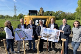 Architektin Claudia Marquardt, Butt und Marquardt, Projektleiter Matthias Zün-dorf, Zündorf Projektentwicklung, Bürgermeister Thomas Beckmann, Jonas Barnstedt, Construction Manager ALDI, Felix Gödecke, Leiter Immobilien und Expansion ALDI, Gerhard Teepe, SPD, und Luca Moriconi, Bündnis 90/Die Grünen, präsentieren die Pläne für den neuen ALDI-Markt