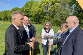 Projektleiter Matthias Zündorf, Felix Gödecke, Leiter Immobilien und Expansi-on ALDI, Architektin Claudia Marquardt, Quickborns Wirtschaftsförderin Linda Vogt-Gröncke und Bürgermeister Thomas Beckmann im Gespräch