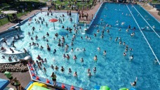 Das Quickborner Kult-Freibad während der Poolparty zur Saisoneröffnung 2025 aus der Vogelperspektive