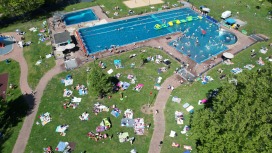 Das Quickborner Kult-Freibad während der Poolparty zur Saisoneröffnung 2025 aus der Vogelperspektive