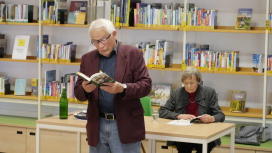 Autor Peter Jäger und Irene Lühdorff lesen aus „Junge Liebe im Wirtschaftswunder“ in der Quickborner Stadtbücherei, Quelle: K. Marquardt