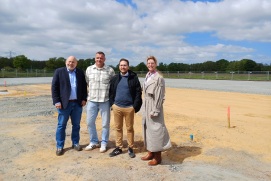 Quickborns Bürgermeister Thomas Beckmann, HLF-CARS-Geschäftsführer Frank Meyer, Benjamin Rath (ebenfalls HLF-CARS) und WEP-Geschäftsführerin Dr. Jennifer Schweiger im EQ Businesspark