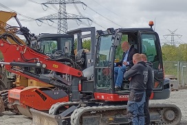Bürgermeister Thomas Beckmann auf dem Baugelände der Fa. HLF-CARS im EQ Businesspark