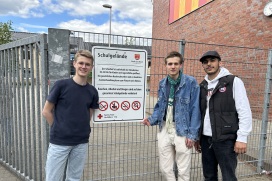 Meik Bilmann, Johann Reese und Rasheed Kabalan vom Quickborner Kinder- und Jugendbeirat präsentieren das Hinweisschild zur Öffnung des Schulhofes der Comenius-Schule Quickborn