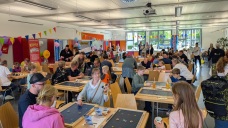 Volles Haus am 10. Mai 2025 bei „Quickborn Spielt“ in der Mensa der Comenius-Schule