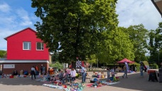 Der Kinderflohmarkt auf dem Schulhof der Comenius-Schule Quickborn