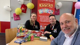 Quickborns Bürgermeister Thomas Beckmann mit den Entwicklern der Kinder-Lernspiele Klacks von der Alster- und ElbHarmonie Hardt GmbH 