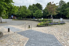 Der neugepflasterte Weg von der vorderen Parkmuschel in Richtung Rathaus, Quelle: Stadt Quickborn