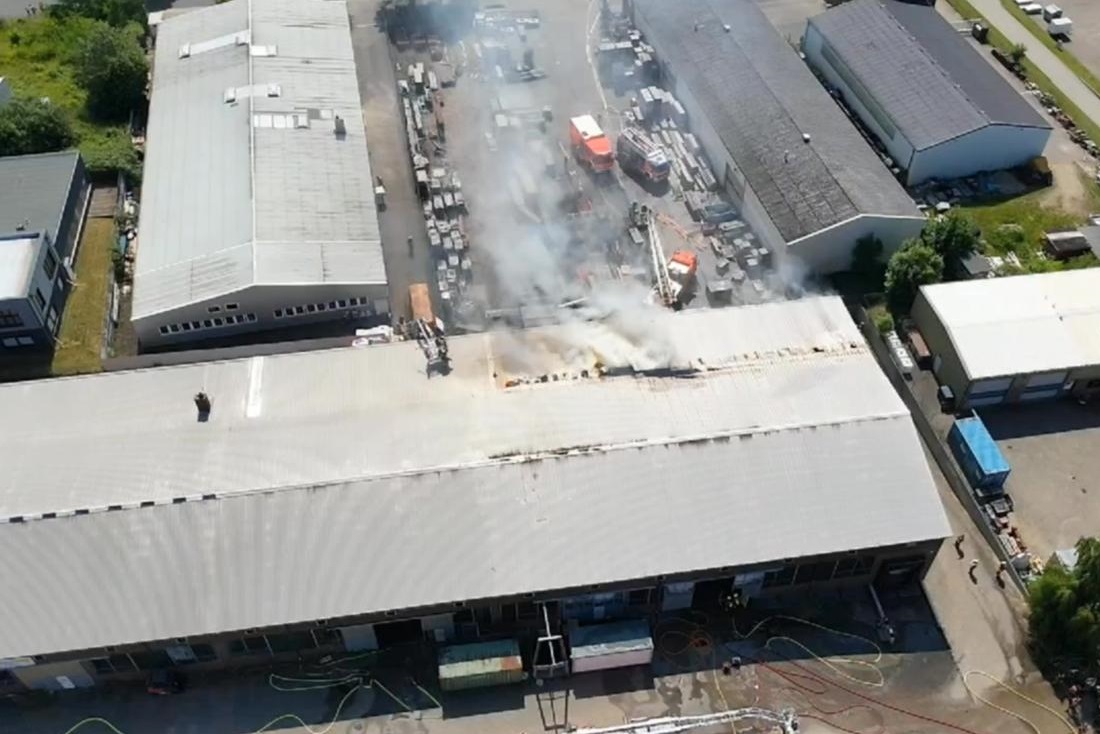 Luftansicht des brennenden Objektes am 21. Juni 2025, angefertigt mit der Drohne der Freiwilligen Feuerwehr Quickborn