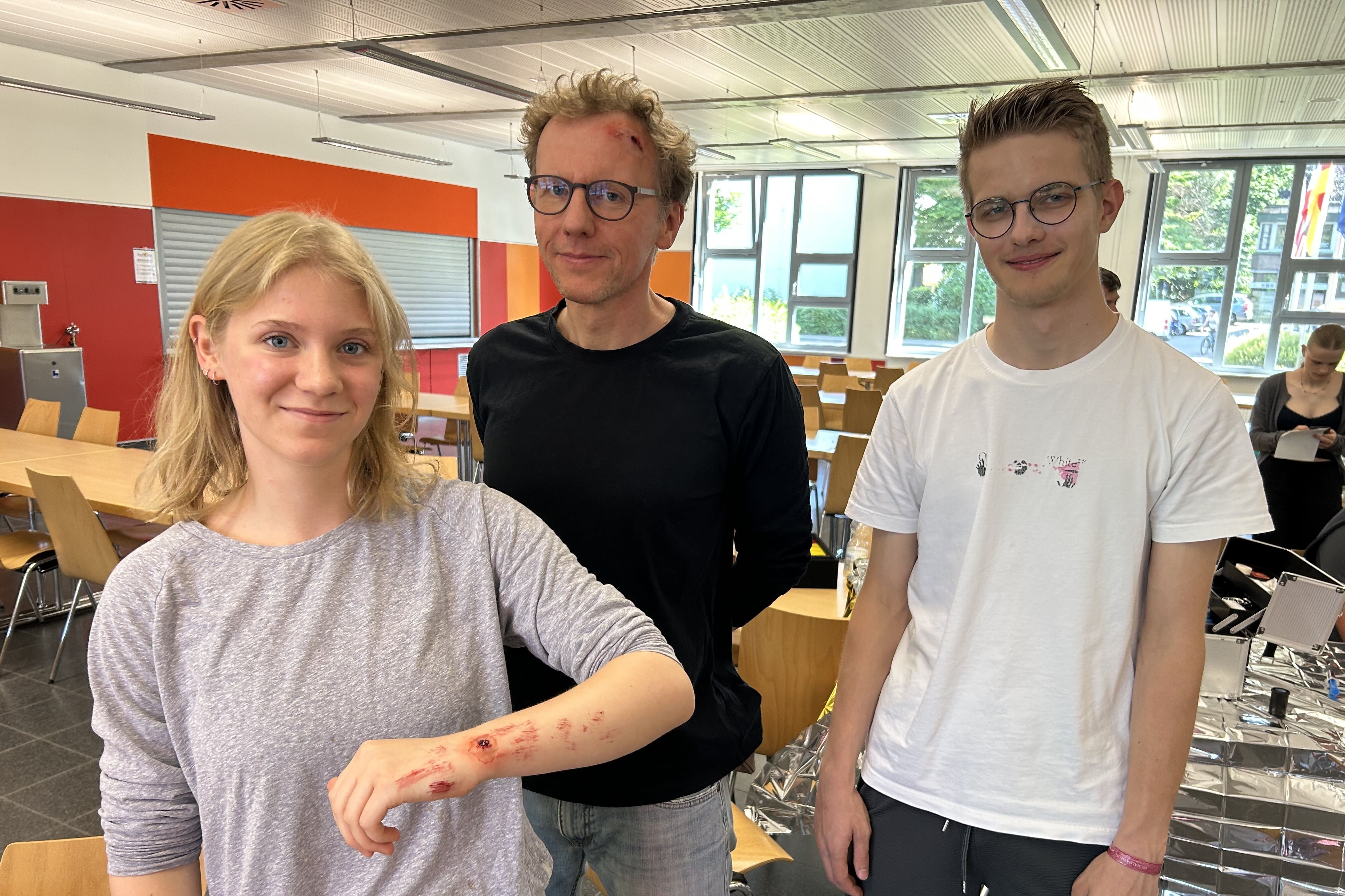 Drei der geschminkten Opfer-Darsteller in der Comenius-Schule Quickborn