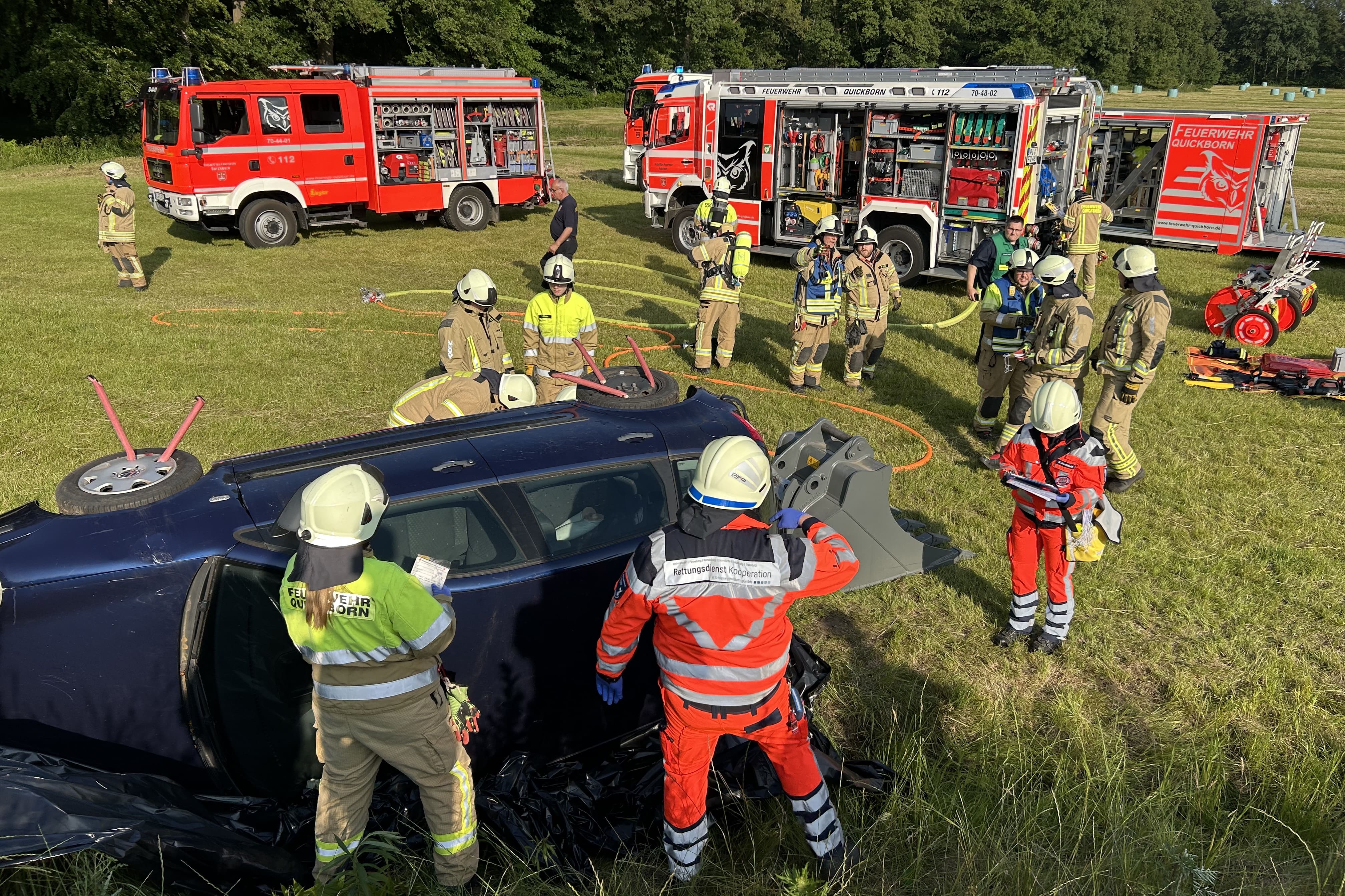 Die Einsatzkräfte retten Personen aus einem der verunglückten Fahrzeuge