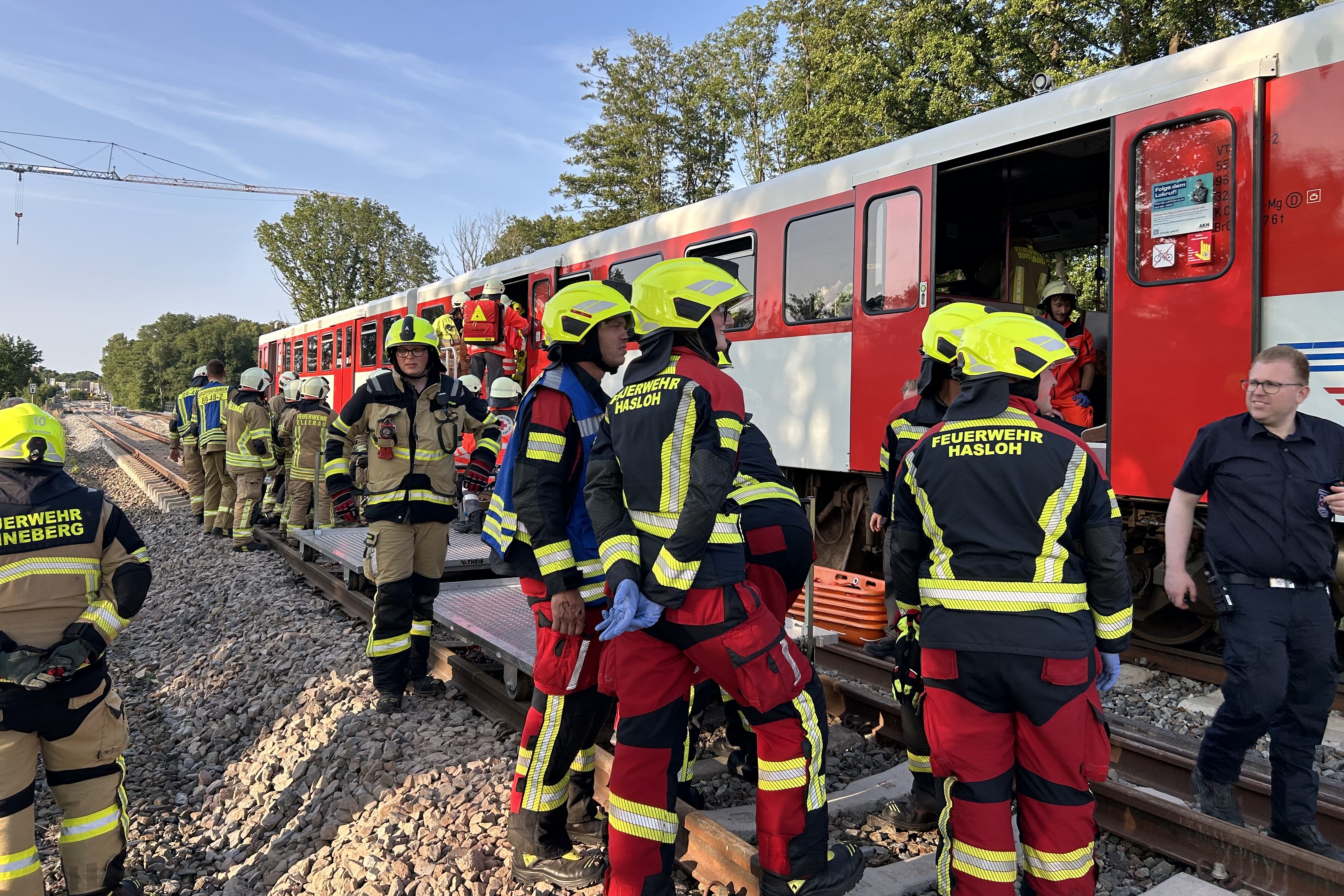 Rettungseinsatz in einem ausrangierten Zugwagen der AKN