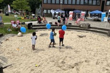 Die „Brunnensandkiste“ auf dem Rathausplatz bleibt voraussichtlich bis zum Eulenmarkt im September erhalten