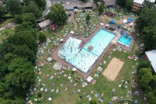 Vogelperspektive des Besucherrekords im Quickborner Freibad: Über 2.500 Besucherinnen und Besucher registriert das elektronische Drehkreuz am Familientag