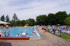 Das Quickborner Kult-Freibad war bei 33 Grad im Schatten und strahlendem Sonnenschein am Mittag so gut besucht wie nie zuvor