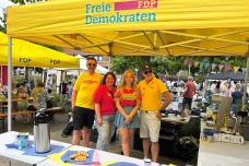 Nicolas Vogtmeyer, Ines Glatthor, Felicitas Schnoor und Thomas Katlun von der Quickborner FDP haben Waffeln verkauft