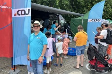 CDU-Vorsitzender und Erster Stadtrat Eike Kuhrcke vor der Entenangeln-Bude des Quickborner CDU-Stadtverbands