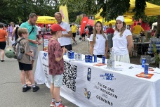 Das Quickborner Start-Up RealMix hat 1.000 Dosen Eistee und Energy Drink verschenkt