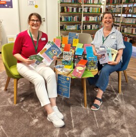 Kerstin Kranz und Michaela Ploog (von links nach rechts) freuen sich über viele lesebegeisterte Kinder beim FerienLeseClub 2025 in der Stadtbücherei Quickborn, Quelle: Stadtbücherei, Abdruck honorarfrei