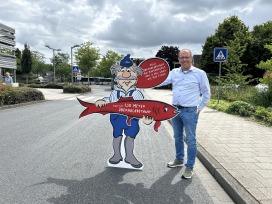 Quickborns stellvertretender Fachbereichsleiter für Öffentliche Sicherheit Frank Ott verdeutlicht den beim Überholen von Radfahrenden erforderlichen Mindestabstand von 1,5 Metern.