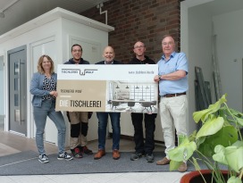 Wirtschaftsförderin Linda Vogt-Gröncke, Andreas Vukasovic, Bürgermeister Thomas Beckmann, Oliver Vukasovic und Josip Vukasovic (alle Tischlerei Hermann Wulf)
