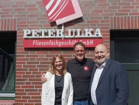 Wirtschaftsförderin Linda Vogt-Gröncke, Geschäftsführer René Marquardt von der Peter Ulka Fliesenfachgeschäft GmbH und Bürgermeister Thomas Beckmann