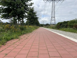 Der extrabreite Zweirichtungsradweg in der Mária-Telkes-Straße