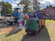 Die Torfbahn fuhr im Dauerbetrieb mit drei Personenzügen und Verstärkereinheiten, Quelle: Arbeitsgemeinschaft Torfbahn Himmelmoor e.V.
