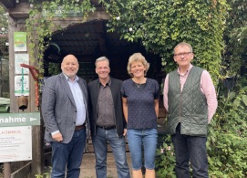Bürgermeister Thomas Beckmann, Christian und Katharina Erdmann sowie Fachbereichsleiter Volker Voß beim Besuch des Wildtier- und Artenschutzzentrums