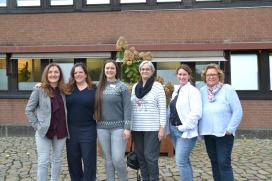 Anđa Ždravac-Vojnović (Caritas), Ehrenamtskoordinatorin Mirija Mullikas (Diakonie), Stadtbüchereileiterin Elisabeth Baumann, Gisela Peschel (ev. Kirche), Natalie Schulz (Gleichstellungsbeauftragte der Stadt) und Renate Buttler (kath. Kirche). Es fehlt Karina Willmann (Caritas).