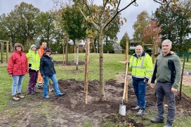 Diana Gotthard (Stadtjugendpflege), Umweltkoordinatorin Hanna Gombault, Michael Preuß (Bauhof), Stadtjugendpflegerin Birgit Hesse, Bürgermeister Thomas Beckmann und Baumpfleger Michael Börner Diana Gotthard (Stadtjugendpflege), Umweltkoordinatorin Hanna Gombault, Michael Preuß (Bauhof), Stadtjugendpflegerin Birgit Hesse, Bürgermeister Thomas Beckmann und Baumpfleger Michael Börner