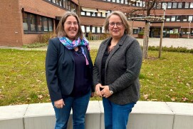 Tina Richter und Bärbel Bohlmann vor dem Quickborner Rathaus, Quelle: Stadt Quickborn Tina Richter und Bärbel Bohlmann vor dem Quickborner Rathaus, Quelle: Stadt Quickborn