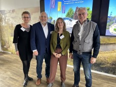 Anke Fischer von Mollard, Wirtschaftsförderung, Bürgermeister Thomas Beckmann, Wirtschaftsförderin Linda Vogt-Gröncke und step one-Geschäftsführer Gerd Wutzler Anke Fischer von Mollard, Wirtschaftsförderung, Bürgermeister Thomas Beckmann, Wirtschaftsförderin Linda Vogt-Gröncke und step one-Geschäftsführer Gerd Wutzler