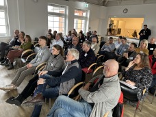 Über 30 Vertreterinnen und Vertreter verschiedener Quickborner Unternehmen kamen im Veranstaltungszentrum der Stadtwerke Quickborn zusammen Über 30 Vertreterinnen und Vertreter verschiedener Quickborner Unternehmen kamen im Veranstaltungszentrum der Stadtwerke Quickborn zusammen