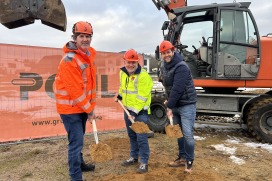 Die Brüder Hannes (links) und Richard Pohl (rechts) mit Bürgermeister Thomas Beckmann beim symbolischen ersten Spatenstich im Bertha-von-Suttner-Ring 2 in Quickborn-Heide