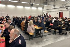 Rund 200 geladene Gäste aus Politik, Verwaltung, Feuerwehr, Kreisfeuerwehrverband, benachbarten Wehren und Blaulichtorganisationen nahmen an der Zeremonie teil – ein Dankeschön an alle, die sich über Jahre hinweg aktiv für dieses wichtige Projekt und die Sicherheit der Quickborner Bevölkerung eingesetzt haben. Rund 200 geladene Gäste aus Politik, Verwaltung, Feuerwehr, Kreisfeuerwehrverband, benachbarten Wehren und Blaulichtorganisationen nahmen an der Zeremonie teil – ein Dankeschön an alle, die sich über Jahre hinweg aktiv für dieses wichtige Projekt und die Sicherheit der Quickborner Bevölkerung eingesetzt haben.