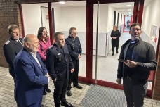 Im Anschluss an die feierliche Schlüsselübergabe wurde das frisch fertiggestellte Gebäude von Pastor Florian Niemöller im Beisein von Wehführer Wido Schön, Bürgervorsteherin Annabell Krämer, Bürgermeister Thomas Beckmann sowie weiteren Kameradinnen und Kameraden gesegnet. Im Anschluss an die feierliche Schlüsselübergabe wurde das frisch fertiggestellte Gebäude von Pastor Florian Niemöller im Beisein von Wehführer Wido Schön, Bürgervorsteherin Annabell Krämer, Bürgermeister Thomas Beckmann sowie weiteren Kameradinnen und Kameraden gesegnet.