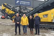 Peter Oppermann, Geschäftsführung O&F, Bürgermeister Thomas Beckmann, Linda Vogt-Gröncke, Wirtschaftsförderin Stadt Quickborn, René Charlet, Geschäftsführung O&F, vor einer Prallbrechanlage