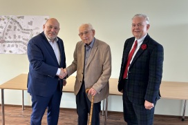 Quickborns Bürgermeister Thomas Beckmann gratuliert Jürgen Brembach Senior (Mitte) im Beisein von Jürgen Brembach Junior (rechts) zu seinem 98. Geburtstag